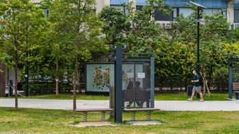 Subtle design elements such as benches supported by coil springs, add innovation and historical relevance to the park, enhancing the identity of the space on the details.